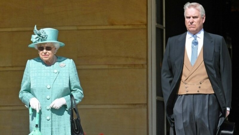 Queen Elizabeth mit ihrem Sohn Prinz Andrew (Bild: AFP AFP)