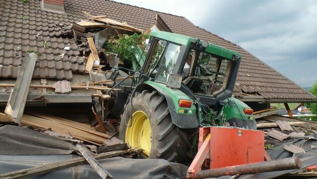 Der Traktor und der Dachstuhl wurden schwer beschädigt. (Bild: FF Althofen)