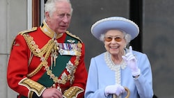 Die Queen mit ihrem Sohn Prinz Charles am 2. Juni 2022. (Bild: APA/AFP/Daniel LEAL)