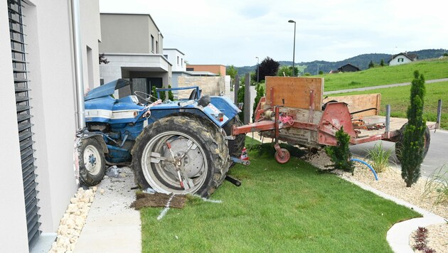 Der führerlose Traktor krachte mitsamt Anhänger in die Fassade eines Einfamilienhauses, die dabei schwer beschädigt wurde. (Bild: Kapo St. Gallen)