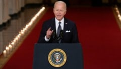 Nach einer Serie tödlicher Angriffe mit Schusswaffen hat US-Präsident Joe Biden am Donnerstagabend eine Verschärfung der Waffengesetze und ein Verbot von Sturmgewehren gefordert. (Bild: APA/AFP/Saul Loeb)