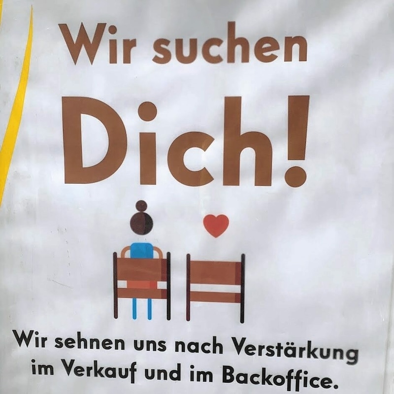 Nicht zu übersehen: Eine große Bäckerei sucht dringend Mitarbeiter. (Bild: Wassermann Kerstin)