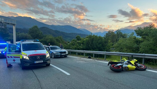 Der verletzte Biker wurde mit der Rettung in die Innsbrucker Klinik eingeliefert. (Bild: zeitungsfoto.at)