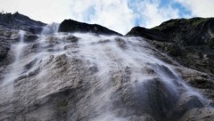 Wie feinster Sprühregen ergießt sich das Wasser über die nackte Felswand (Bild: rubina bergauer)