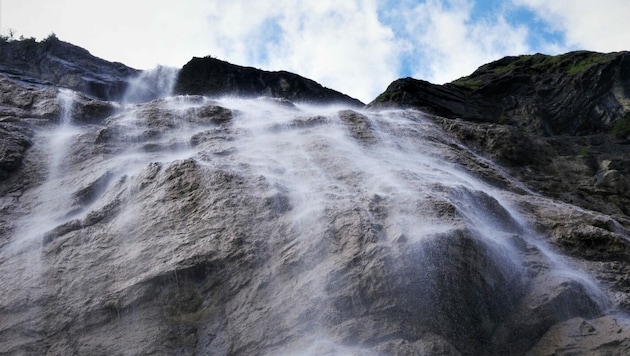 Wie feinster Sprühregen ergießt sich das Wasser über die nackte Felswand (Bild: rubina bergauer)