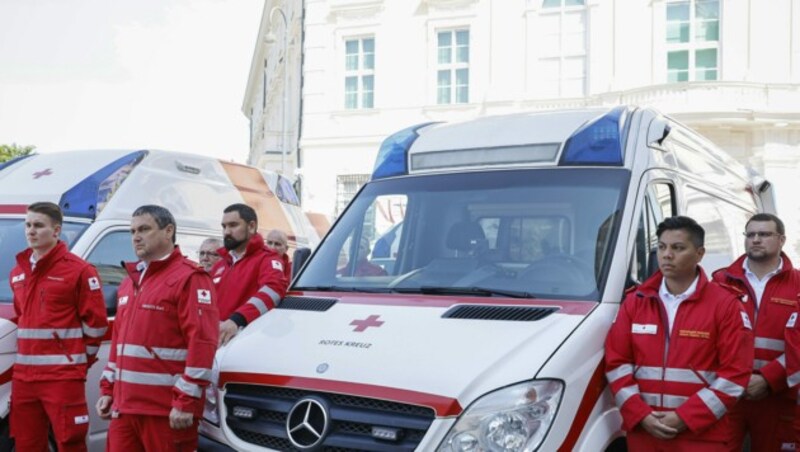 Fahrzeuge und Mitarbeiter des Rettungsdienstes bei der Verabschiedung von gespendeten Rettungsautos an die Ukraine am Freitag in Wien (Bild: APA/BKA/Dragan Tatic)