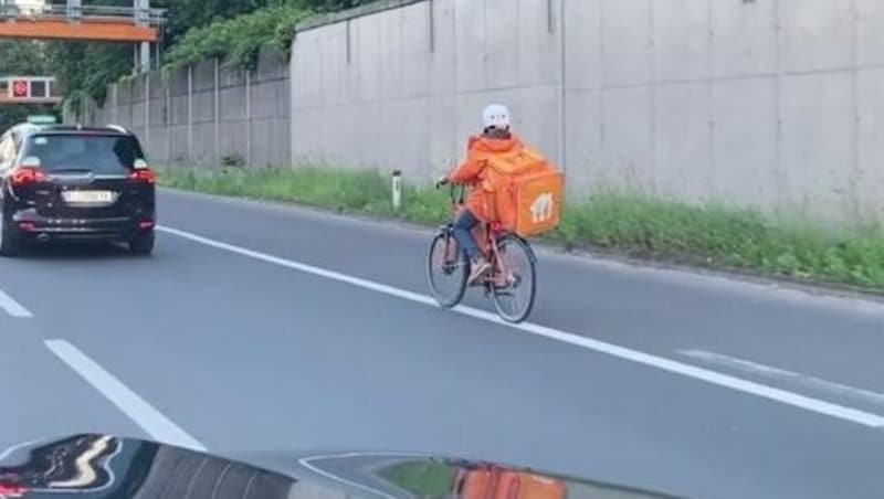 Der Essenszusteller fuhr über die Autobahn. (Bild: Peter Fuchs, Krone KREATIV)