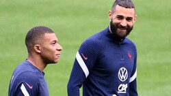 Frankreichs Top-Stars Karim Benzema (re.) und Kylian Mbappe (Bild: APA/AFP/FRANCK FIFE)