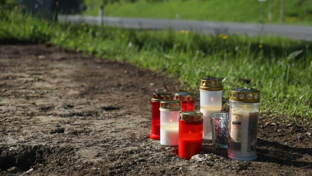 An der Todeskreuzung in Edlbach stellten Freunde und Angehörige der 16-jährigen Jana aus Spital/Pyhrn Kerzen auf. (Bild: Lauber/laumat.at Matthias)