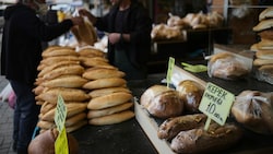 Das tägliche Leben in der Türkei wird für die Bevölkerung immer schwerer leistbar. (Bild: AP/Burhan Ozbilici)