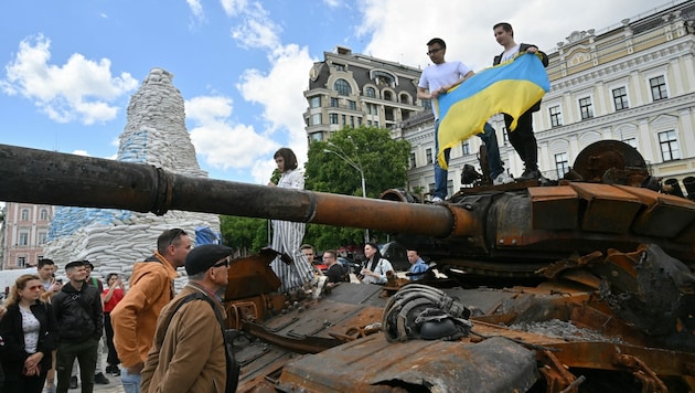 Bereits im Juni wurden zerstörte russische Panzer in Kiew zur Schau gestellt. (Bild: APA/AFP/Sergei SUPINSKY)