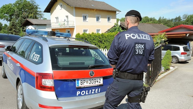 Am Freitag wurden auf dem Grundstück in Niederösterreich, wo die Frau einst in einer Baugrube einzementiert worden sein soll, umfangreiche Grabungen und Bohrungen gestartet. (Bild: Crepaz Franz)