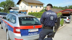 Am Freitag wurden auf dem Grundstück in Niederösterreich, wo die Frau einst in einer Baugrube einzementiert worden sein soll, umfangreiche Grabungen und Bohrungen gestartet. (Bild: Crepaz Franz)