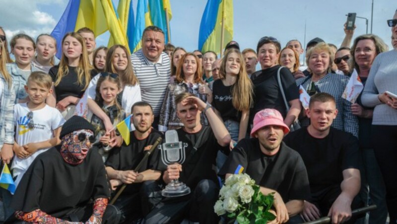 Die ESC-Siegerband Kalush Orchestra wurde in der Ukraine an der Grenze zu Polen von Fans empfangen. (Bild: AP Photo/Mykola Tys)