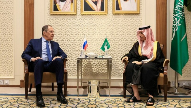 Russlands Außenminister während eines Besuchs bei seinem saudischen Amtskollegen Faisal bin Farhan im Mai (Bild: AP)