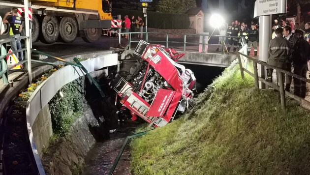 Der Tanklöschwagen stürzte in St. Georgen im Lavanttal in das Bachbett. (Bild: Georg Bachhiesl)