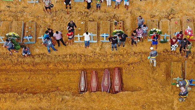 Diese Gräber auf einem Friedhof im brasilianischen Amazonasgebiet mussten neu ausgehoben werden. (Bild: AFP)