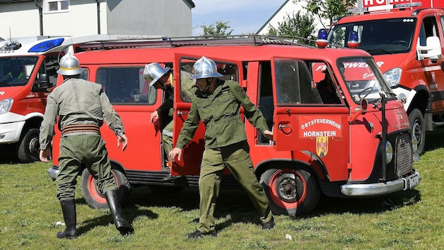 Ein solcher Ford Transit stand von 1966 bis 1978 bei der Feuerwehr im Einsatz. Die Kameraden saßen auf harten Holzpritschen im hinteren Bereich. (Bild: Huber Patrick)