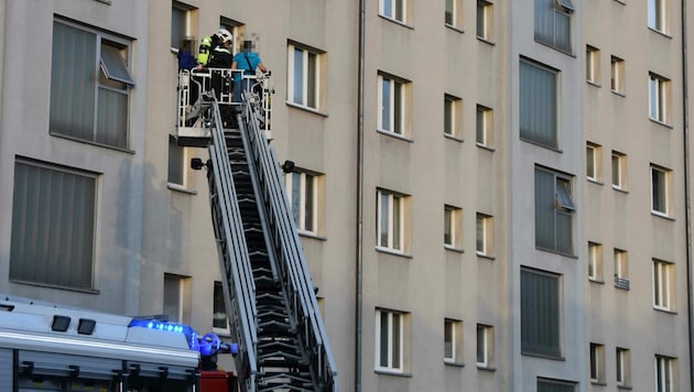 Per Drehleiter wurden Menschen aus den Fenstern geholt und in Sicherheit gebracht. (Bild: Stadt Wien | Feuerwehr, Krone KREATIV)