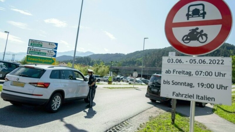 Verkehrskontrolle der Polizei am Samstag in Kematen in Tirol (Bild: APA/LIEBL DANIEL / ZEITUNGSFOTO.AT)
