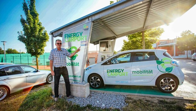 Rudolf Weimann vor seinem Solar-Carport, das sich seit fünf Jahren bewährt. Wir haben schon 2021 darüber berichtet. (Bild: Scharinger Daniel)