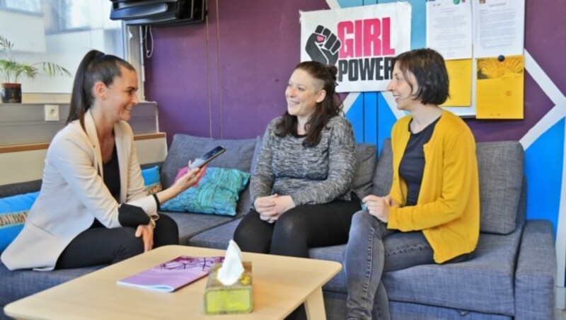 Aranea-GF Katharina Lhotta (Bild links Mitte), Mitarbeiterin Carina (re.) mit „Krone“-Redakteurin Jasmin Steiner. (Bild: Christof Birbaumer Kronenzeitung)