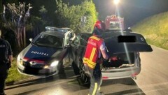 Unfallauto und Streifenwagen der Polizei wurden bei dem Unfall erheblich beschädigt. Ein Beamter erlitt eine Knieverletzung. (Bild: Feuerwehr Sieghartskirchen)