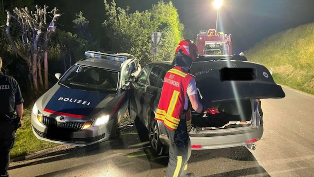 Unfallauto und Streifenwagen der Polizei wurden bei dem Unfall erheblich beschädigt. Ein Beamter erlitt eine Knieverletzung. (Bild: Feuerwehr Sieghartskirchen)
