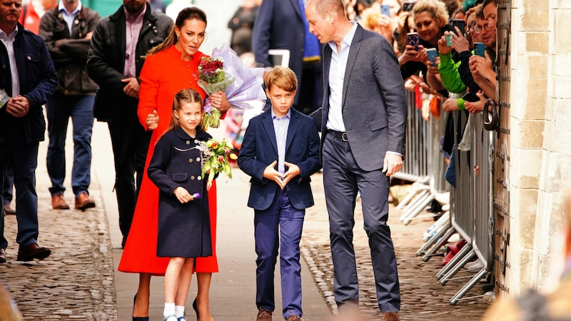 Prinz William und Prinzessin Kate versuchen, ihren Kindern so viel Normalität wie möglich zu bieten, während Kate krank ist. (Bild: APA/ Ben Birchall/PA via AP)