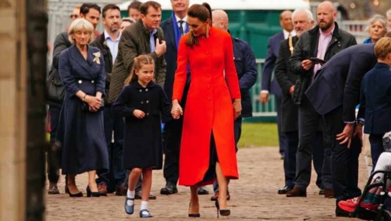 Herzogin Kate hälte Prinzessin Charlottes Hand. (Bild: APA/Ben Birchall/PA via AP)