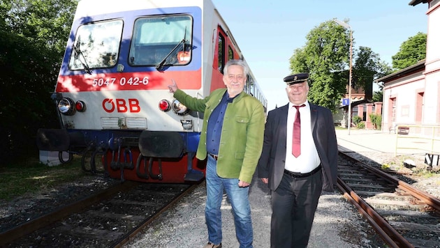 Ortschef Alfred Reinisch (li.) freut sich über mehr Fahrten auf der Aspangbahn. Am 12. Juni geht es per Zug zum Großheurigen. (Bild: Judt Reinhard)