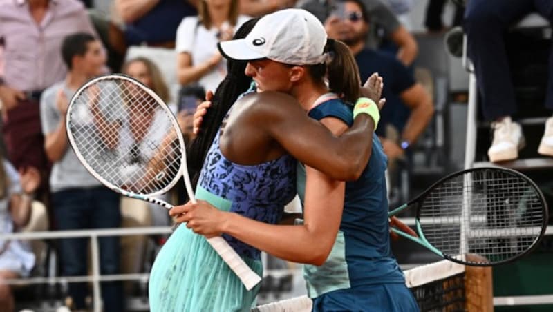 Iga Swiatek (R) und Coco Gauff (Bild: AFP)