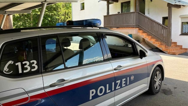 Die Polizei am Tatort in Angerberg (Bild: ZOOM.TIROL)