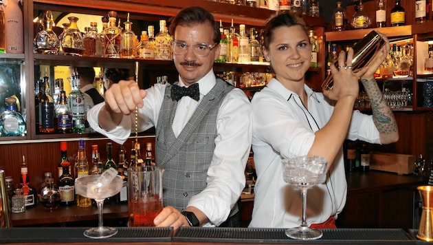 Helmut Rebernegg und Kollegin Patricia Morianz, laut Falstaff die Barfrau Österreichs 2021 (Bild: Christian Jauschowetz)