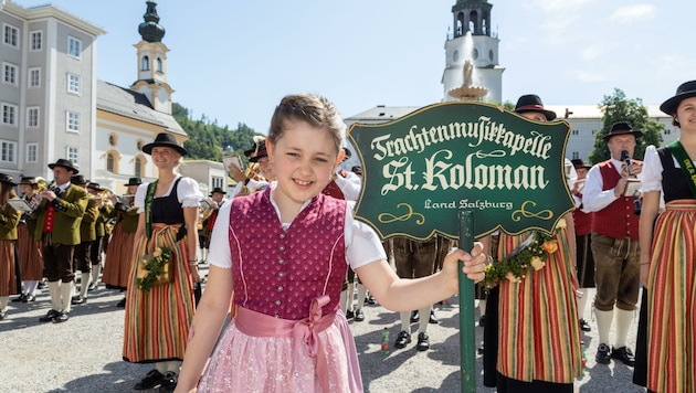 Die kleine Luzia (9) war gemeinsam mit der Trachtenmusik St. Koloman unterwegs und durfte den Zug anführen. (Bild: Berger Susi)