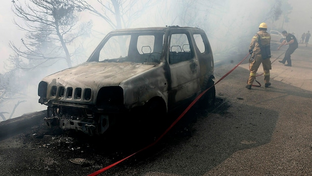 Zahlreiche Fahrzeuge wurden ein Raub der Flammen. (Bild: Copyright 2022 The Associated Press. All rights reserved)