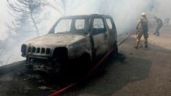 Zahlreiche Fahrzeuge wurden ein Raub der Flammen. (Bild: Copyright 2022 The Associated Press. All rights reserved)