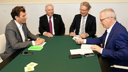 Die ÖVP-Politiker im „Krone“-Interview mit den Chefredakteuren Klaus Herrmann (re.) und Oliver Pokorny (Bild: Christian Jauschowetz)