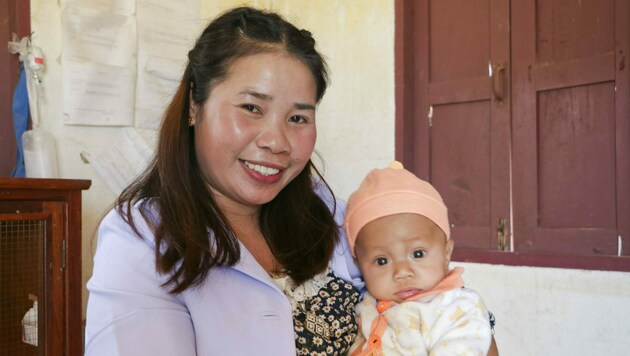 Die Hebammen kümmern sich um Schwangerschaftsvor- und -nachsorge, Geburtshilfe, die Versorgung von Neugeborenen und die Behandlung von Mangelernährung. (Bild: Plan International)
