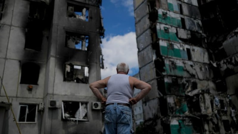 Ein zerstörtes Gebäude im Raum Kiew (Archivbild) (Bild: Associated Press)