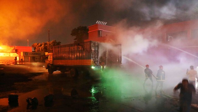 Der Großbrand in einem Container-Depot in Bangladesch forderte Dutzende Todesopfer. (Bild: AP)