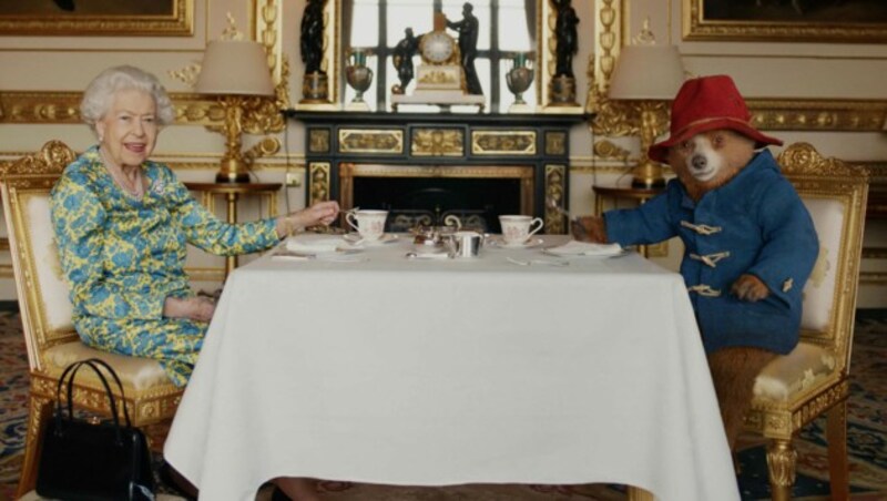 Die Queen beweist Humor und schauspielerisches Talent: Für ein Video zu ihrem Platin-Jubiläum trank sie Tee mit Paddington Bär. (Bild: APA/Buckingham Palace/ Studio Canal / BBC Studios / Heyday Films via AP)