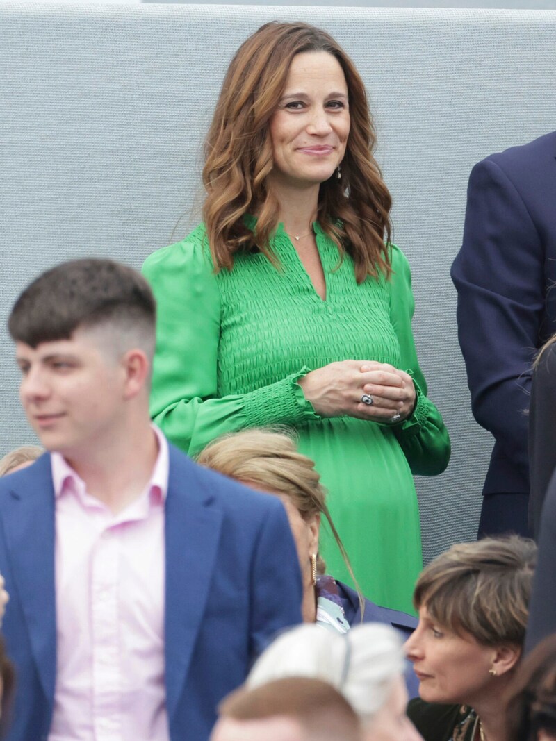 Die Gerüchte um das gewölbte Kleid haben sich nun bewahrheitet. Pippa Middleton ist erneut Mama geworden. (Bild: APA/Chris Jackson/Pool via AP)