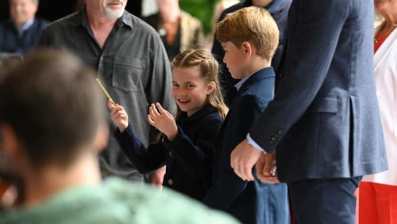 Mit einem Bleistift dirigiert Prinzessin Charlotte auf Schloss Cardiff ein Orchester, das ihren Lieblingssong „"We Don‘t Talk About Bruno“ aus dem Film „Encanto“ spielt. (Bild: POOL / REUTERS / picturedesk.com)