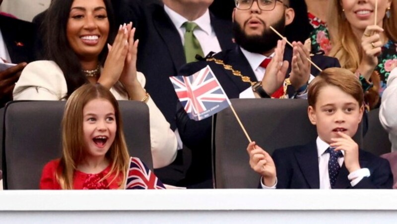 Prinzessin Charlotte und Prinz George beim Jubiläumskonzert vorm Buckingham-Palast (Bild: APA/Henry Nicholls/Pool via AP)