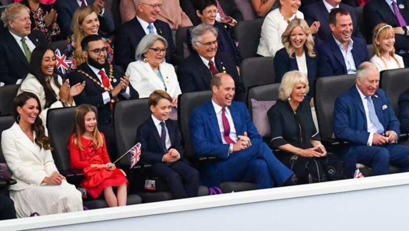 40 Mitglieder des Königshauses besuchten die „Platin-Party“. In der ersten Reihe: Herzogin Kate, Prinzessin Charlotte, Prinz George, Prinz William, Herzogin Camilla und Prinz Charles (Bild: APA/Photo by Niklas HALLEBN/AFP)