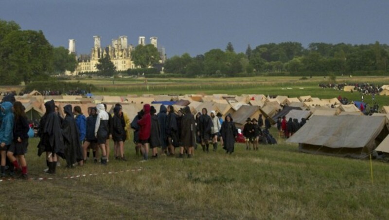 30.000 französische Pfadfinder kommen aus dem Schloss Chambord, nachdem sie dort während des Sturms Schutz gesucht hatten. (Bild: AFP)