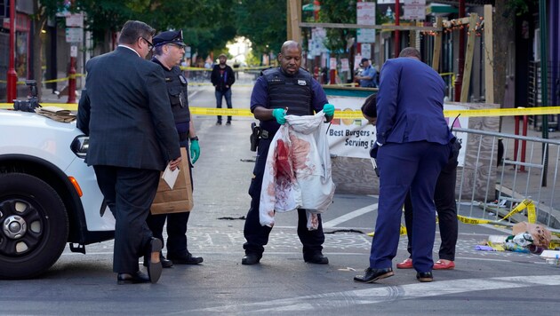 Ermittler der Polizei von Philadelphia am Tatort der tödlichen nächtlichen Schießerei in der South Street (Bild: APA/AP Photo/Michael Perez)