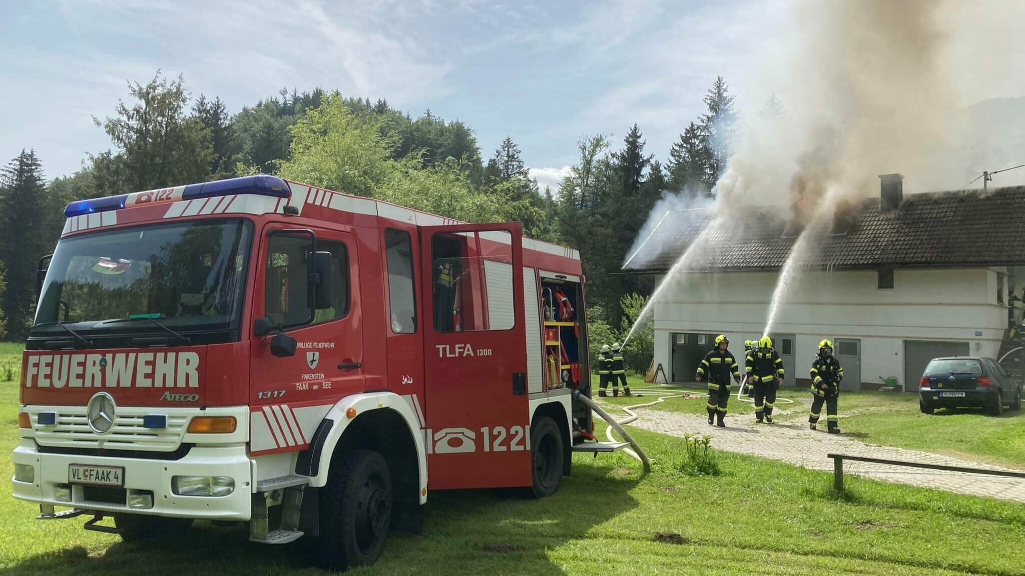 7 Feuerwehren Vor Ort - Mutter Mit Kleinkindern Flüchtet Vor Flammen ...