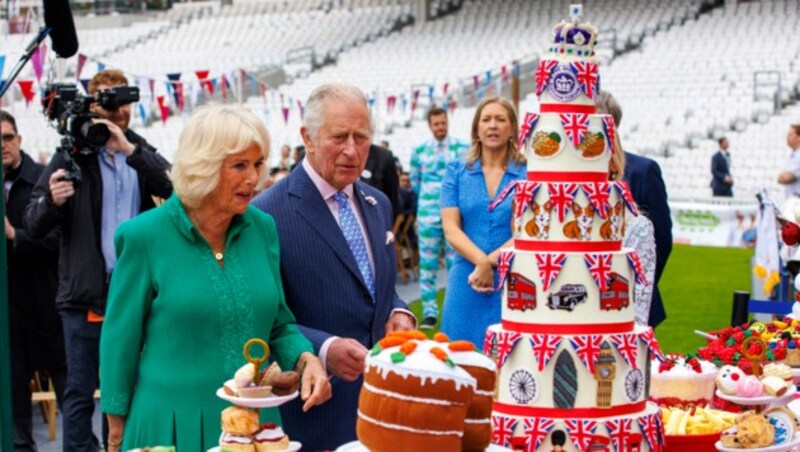 Prinz Charles und Herzogin Camilla bewundern eine Jubiläumstorte in London. (Bild: APA/Photo by Jamie Lorriman/AFP)